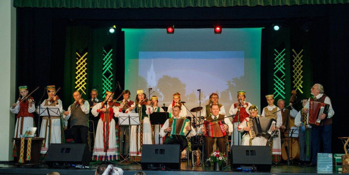 Baisogaloje nuskambėjo kompozitoriaus V. Malinausko ir liaudies kapelos „Žvangulis“ jubiliejinis vakaras