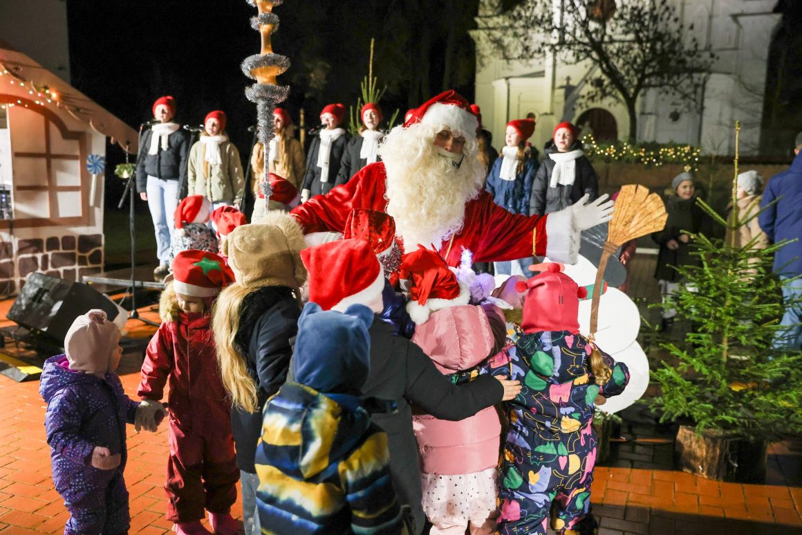 Kalėdų eglutės įžiebimo šventė Baisogaloje: bendrystės ir šilumos kupinas vakaras