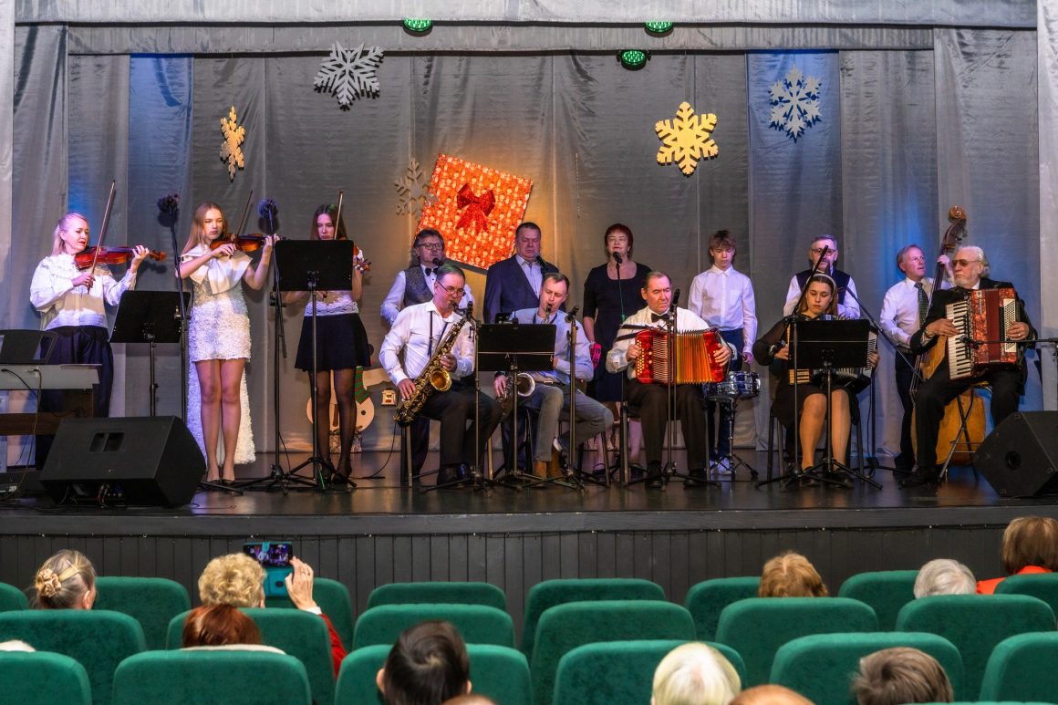 Teatralizuotas mėgėjų meno koncertas „Paslaptinga dovana“ Baisogaloje