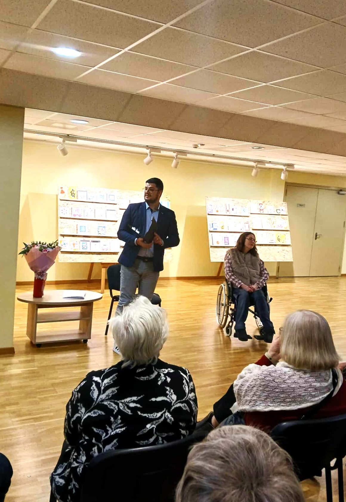 Baisogalos kultūros centre atidaryta Vidos Stankevičiūtės atviručių paroda „Drąsos atvirutės“