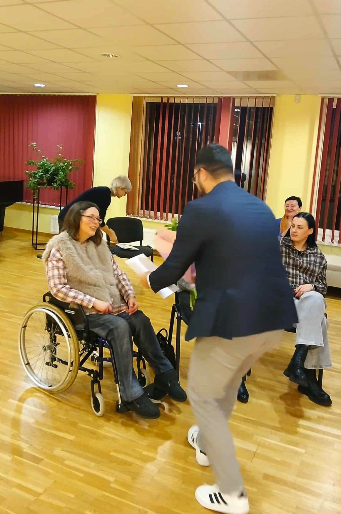 Baisogalos kultūros centre atidaryta Vidos Stankevičiūtės atviručių paroda „Drąsos atvirutės“