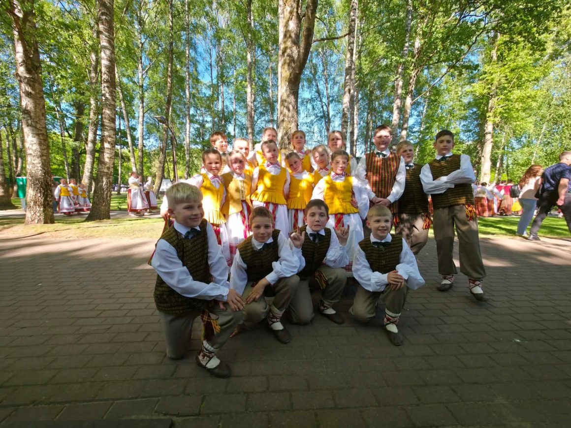 4e9495e8-e5ad-426a-98ae-8441894c55fa „Žolynėlis“ dalyvavo Lietuvos moksleivių liaudiškų šokių kolektyvų festivalis „Vaikystės glėby“