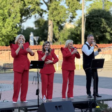 Vasaros vakaras, paskendęs akorduose: kvartetas „Pasimatymas“ užbūrė Baisogalos klausytojus
