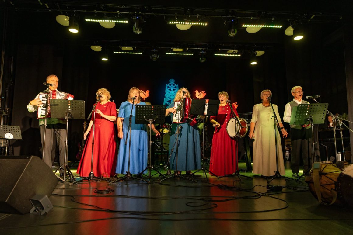 856242793_2364728100994191_7981431049297929174_n Baisogaloje skambėjo kapelų muzika – vyko šventė „Šok, trypk ir dainuok“